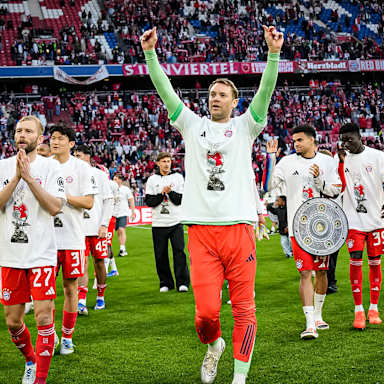 Die Mannschaft feiert die Deutsche Meisterschaft nach dem Heimsieg gegen den VfB Stuttgart