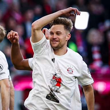 Joshua Kimmich bejubelt die Deutsche Meisterschaft nach dem Heimsieg gegen den VfB Stuttgart
