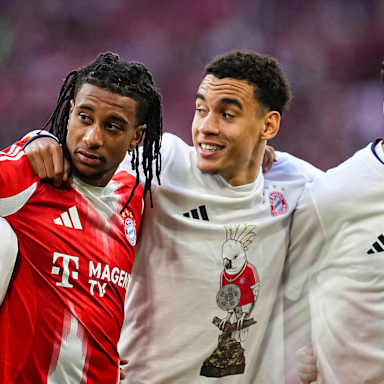 Die Mannschaft feiert die Deutsche Meisterschaft nach dem Heimsieg gegen den VfB Stuttgart