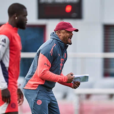 Vincent Kompany gibt Anweisungen im Training des FC Bayern