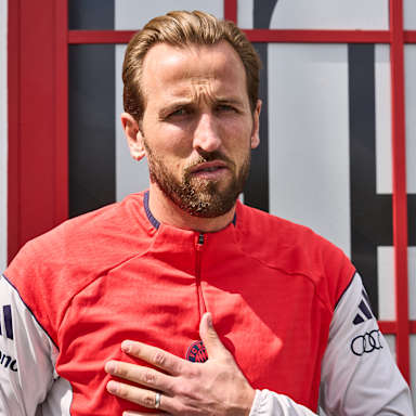 Harry Kane kommt aus der Kabine des FC Bayern an der Säbener Straße
