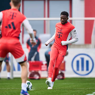 Alphonso Davies spielt einen Pass im Training des FC Bayern