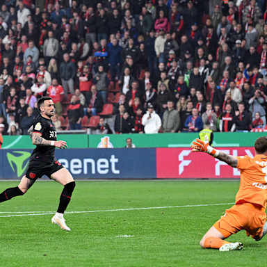 Luis Diaz erzielt das Tor zum 2:0 im DFB-Pokal-Halbfinale des FC Bayern bei Bayer 04 Leverkusen.