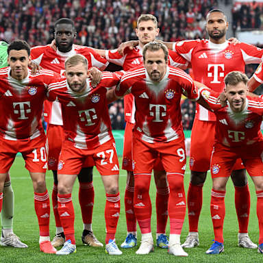 Die Spieler des FC Bayern posieren für ein Mannschaftsfoto vor dem DFB-Pokal-Halbfinale bei Bayer 04 Leverkusen.