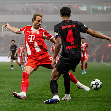 Harry Kane führt einen Zweikampf im DFB-Pokal-Halbfinale des FC Bayern bei Bayer 04 Leverkusen.