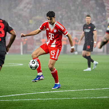 Aleskandar Pavlovic bei der Ballannahme im DFB-Pokal-Halbfinale des FC Bayern bei Bayer 04 Leverkusen.
