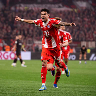 Luis Diaz nach seinem Tor zum 2:0  im DFB-Pokal-Halbfinale des FC Bayern bei Bayer 04 Leverkusen.