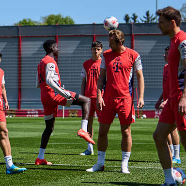 Spieler beim Warm-Up im Abschlusstraining des FC Bayern vor dem Bundesliga-Spiel in Mainz
