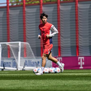 harry Kane und Hiroki Ito laufen sich warm im Abschlusstraining des FC Bayern vor dem Bundesliga-Spiel in Mainz
