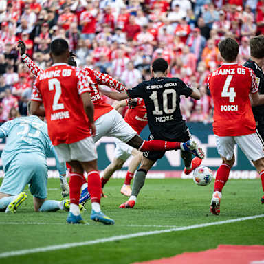 Jamal Musiala stochert den Ball zum 3:3 über die Linie im Bundesliga-Spiel des FC Bayern beim 1. FSV Mainz 05
