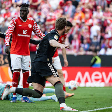 Harry Kane dreht ab zum Jubel nach seinem Tor zum 4:3 Irre Aufholjagd! Das Spiel in Mainz in Bildern