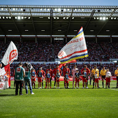 Startaufstellung der beiden Teams im Bundesliga-Spiel des FC Bayern beim 1. FSV Mainz 05