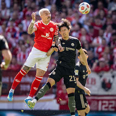 Hiroki Ito im Kopfball-Duell mit Philipp Tietz im Bundesliga-Spiel des FC Bayern beim 1. FSV Mainz 05