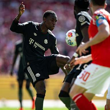 Nicolas Jackson am Ball im Bundesliga-Spiel des FC Bayern beim 1. FSV Mainz 05