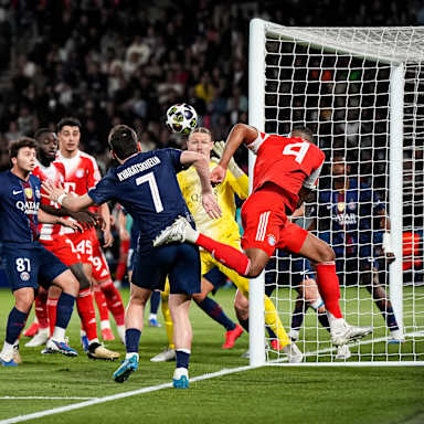 Jonathan Tah beim Kopfball während des Halbfinal-Hinspiels des FC Bayern in der Champions League bei Paris Saint-Germain