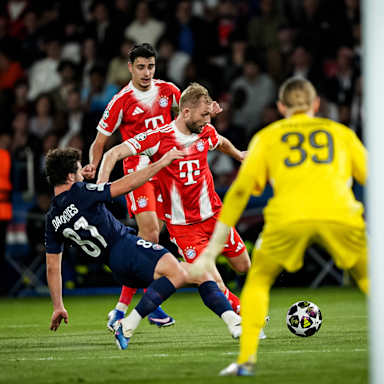 Konrad Laimer mit Ball am Fuß im Strafraum während des Halbfinal-Hinspiels des FC Bayern in der Champions League bei Paris Saint-Germain