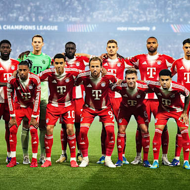 Mannschaftsfoto der Startelf vor dem Halbfinal-Hinspiels des FC Bayern in der Champions League bei Paris Saint-Germain