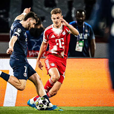 Josip Stanišić im Zweikampf während des Halbfinal-Hinspiels des FC Bayern in der Champions Lea-gue bei Paris Saint-Germain