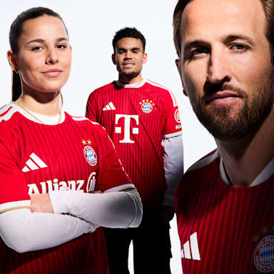 Lena Oberdorf, Luis Diaz und Harry tragen das neue rote Home Trikot des FC Bayern für die Saison 2026/27