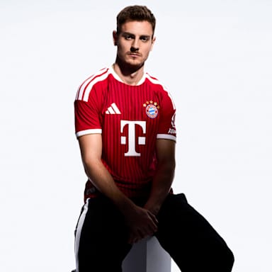 Josip Stanisic im neuen roten Home Trikot des FC Bayern für die Saison 2026/27