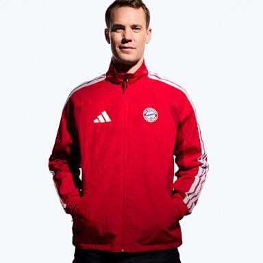 Manuel Neuer in der neuen roten Anthem Jacket des FC Bayern für die Saison 2026/27
