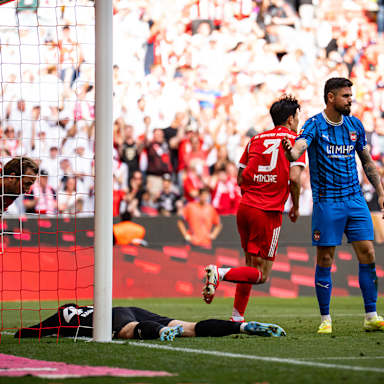 Harry Kane holt den Ball aus dem Tor nach dem 3:3 im Bundesliga-Spiel des FC Bayern gegen den 1. FC Heidenheim