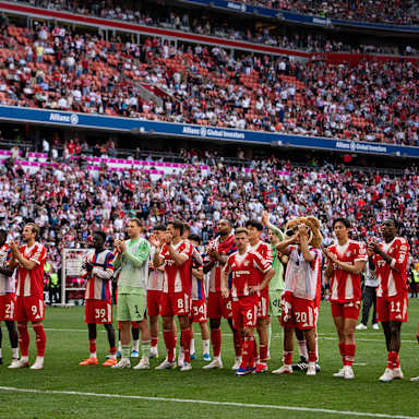 Spieler feiern mit den Fans nach dem 3:3 im Bundesliga-Spiel des FC Bayern gegen den 1. FC Heidenheim
