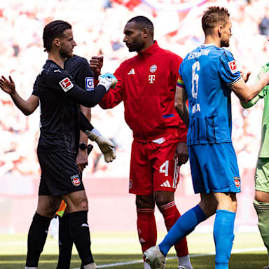 Begrüßung der beiden Mannschaften vor Anpfiff im Bundesliga-Spiel des FC Bayern gegen den 1. FC Heidenheim