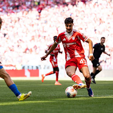 Aleksandar Pavlovic am Ball im Bundesliga-Spiel des FC Bayern gegen den 1. FC Heidenheim