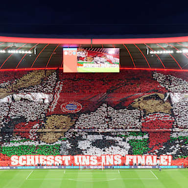 Choreo in der Südkurve der Allianz Arena vor Anpfiff im Rückspiel des FC Bayern gegen Paris Saint-Germain in der Champions League