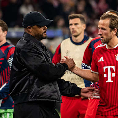 Harry Kane schlägt mit Harry Kane ein nach dem 1:1 im Rückspiel des FC Bayern gegen Paris Saint-Germain in der Champions League