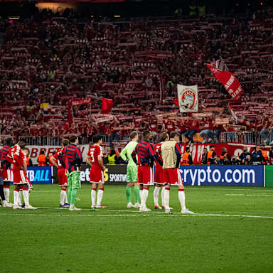 Enttäuschte Bayern stehen vor der Südkurve nach dem 1:1 im Rückspiel des FC Bayern gegen Paris Saint-Germain in der Champions League
