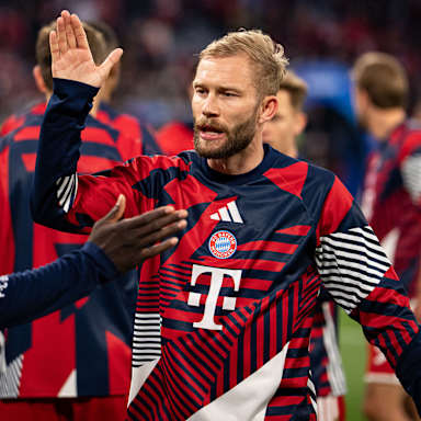 Konrad Laimer klatscht ein mit Dayot Upamecano vor Anpfiff im Rückspiel des FC Bayern gegen Paris Saint-Germain in der Champions League