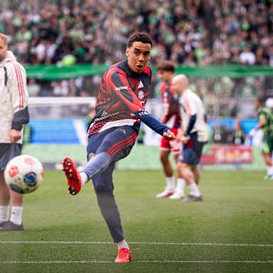 Jamal Musiala schießt aufs Tor während des Warm-Up beim Bundesliga-Spiel des FC Bayern beim VfL Wolfsburg