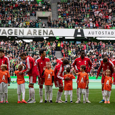 Team nimmt Aufstellung im Bundesliga-Spiel des FC Bayern beim VfL Wolfsburg