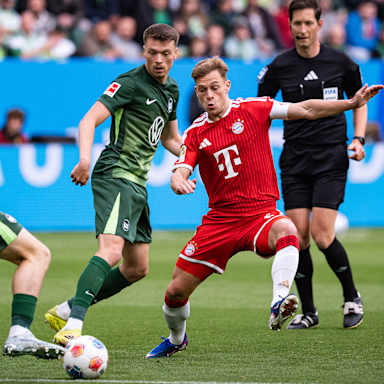 Joshua Kimmich versucht eine Flanke zu blocken im Bundesliga-Spiel des FC Bayern beim VfL Wolfsburg