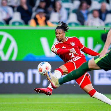 Michael Olise schießt aufs Tor im Bundesliga-Spiel des FC Bayern beim VfL Wolfsburg