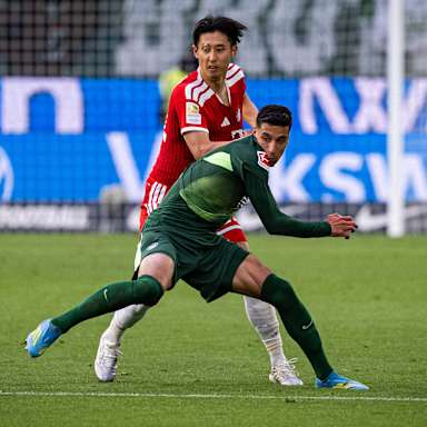 Hiroki Ito attakiert seinen Gegenspieler im Bundesliga-Spiel des FC Bayern beim VfL Wolfsburg