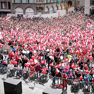 Fahnenmeer bei der Meisterfeier der FC Bayern Frauen- und Herren-Teams am Münchner Marienplatz