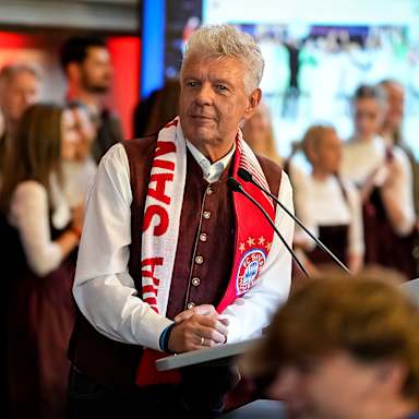 Münchens Oberbürgermeister Dieter Reiter gratuliert den Teams des FC Bayern zu ihren Titelgewinnen