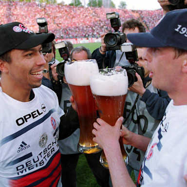 Giovane Élber (l.) gilt als Erfinder der Weißbierduschen. Hier stößt er aber lieber brav an.