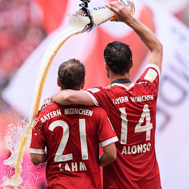 Philipp Lahm und Xabi Alonso Arm in Arm - Alonso schüttet dabei ein Weißbier über Lahm.