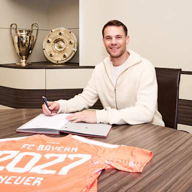 Manuel Neuer unterschreibt einen Vertrag
