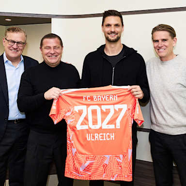 Jan Christian Dreesen, Max Eberl, Sven Ulreich und Christoph Freund halten ein Trikot mit 2027 Ulreich