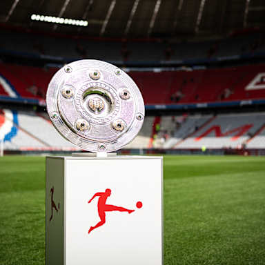 Die Meisterschale steht in der leeren Allianz Arena auf dem Rasen vor Anpfiff im Bundesliga-Spiel des FC Bayern gegen den 1. FC Köln