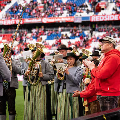 Blaskapelle in der Allianz Arena vor Anpfiff im Bundesliga-Spiel des FC Bayern gegen den 1. FC Köln