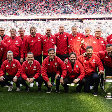 Gruppenbild der Champions League-Sieger des FC Bayern von 2001 in der Allianz Arena beim Bundesliga-Spiel des FC Bayern gegen den 1. FC Köln