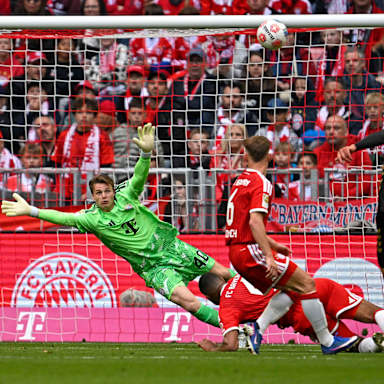 Jonathan Tah blockt einen gegnerischen Schuss mit einer Grätsche im Bundesliga-Spiel des FC Bayern gegen den 1. FC Köln