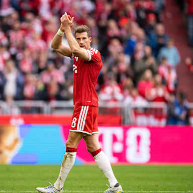 Leon Goretzka applaudiert in Richtung der Fans nach seiner Auswechslung im Bundesliga-Spiel des FC Bayern gegen den 1. FC Köln