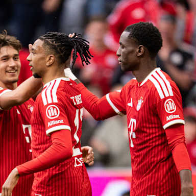 Jubel um Nicolas Jackson nach dem 5:1 im Bundesliga-Spiel des FC Bayern gegen den 1. FC Köln